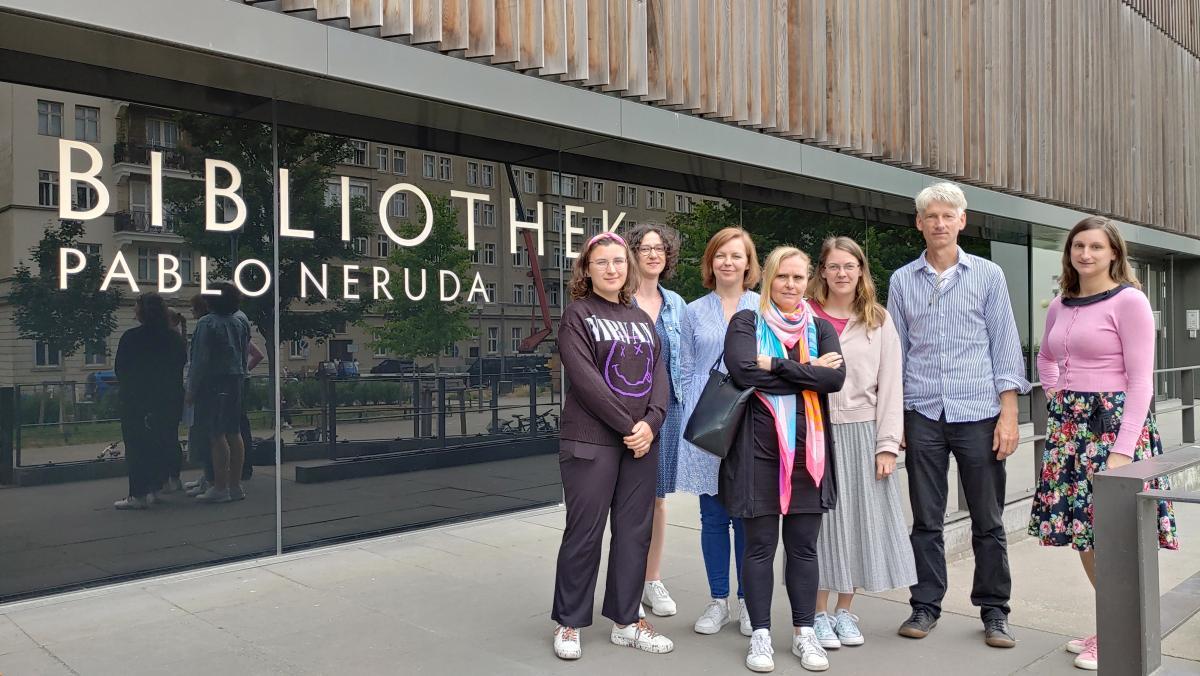 Bibliothekarinnen mit Gastgeber Hanno Koloska vor der Pablo-Neruda-Bibliothek