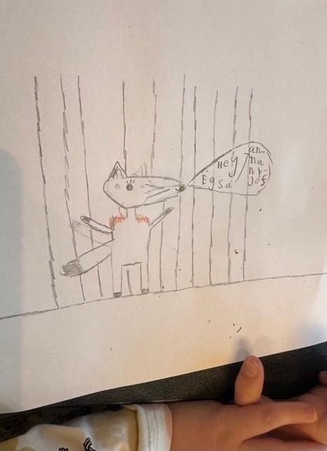Kinder zeigen ihre Zeichnungen von Herrn Fuchs