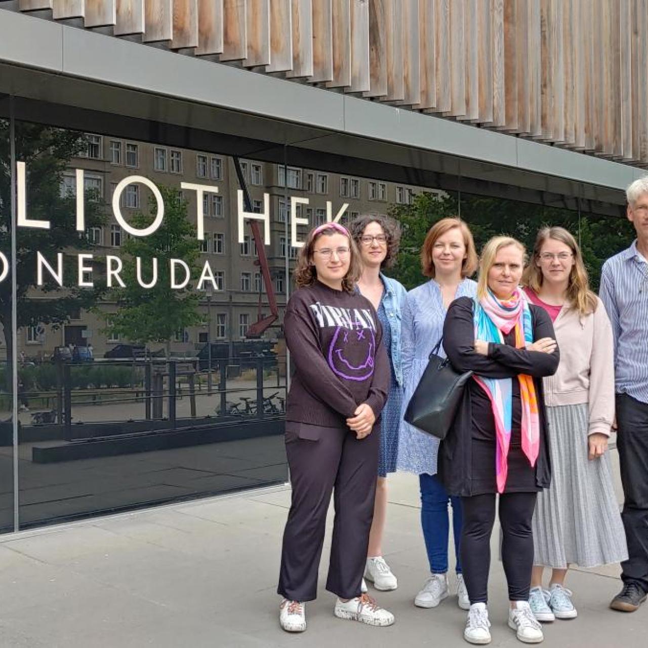 Bibliothekarinnen mit Gastgeber Hanno Koloska vor der Pablo-Neruda-Bibliothek